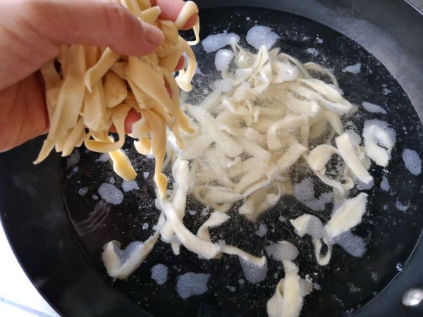 藤椒鸡丝刀削面