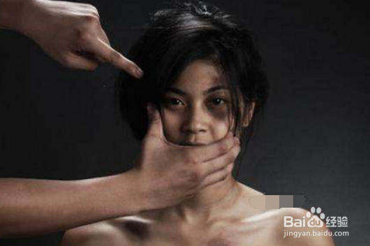 女子遭丈夫铐住被逼网聊，地狱般的婚姻怎可屈服