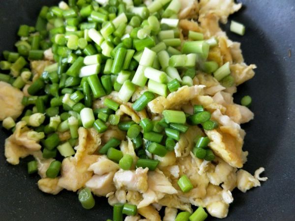 鸡胸肉炒蒜苔丁