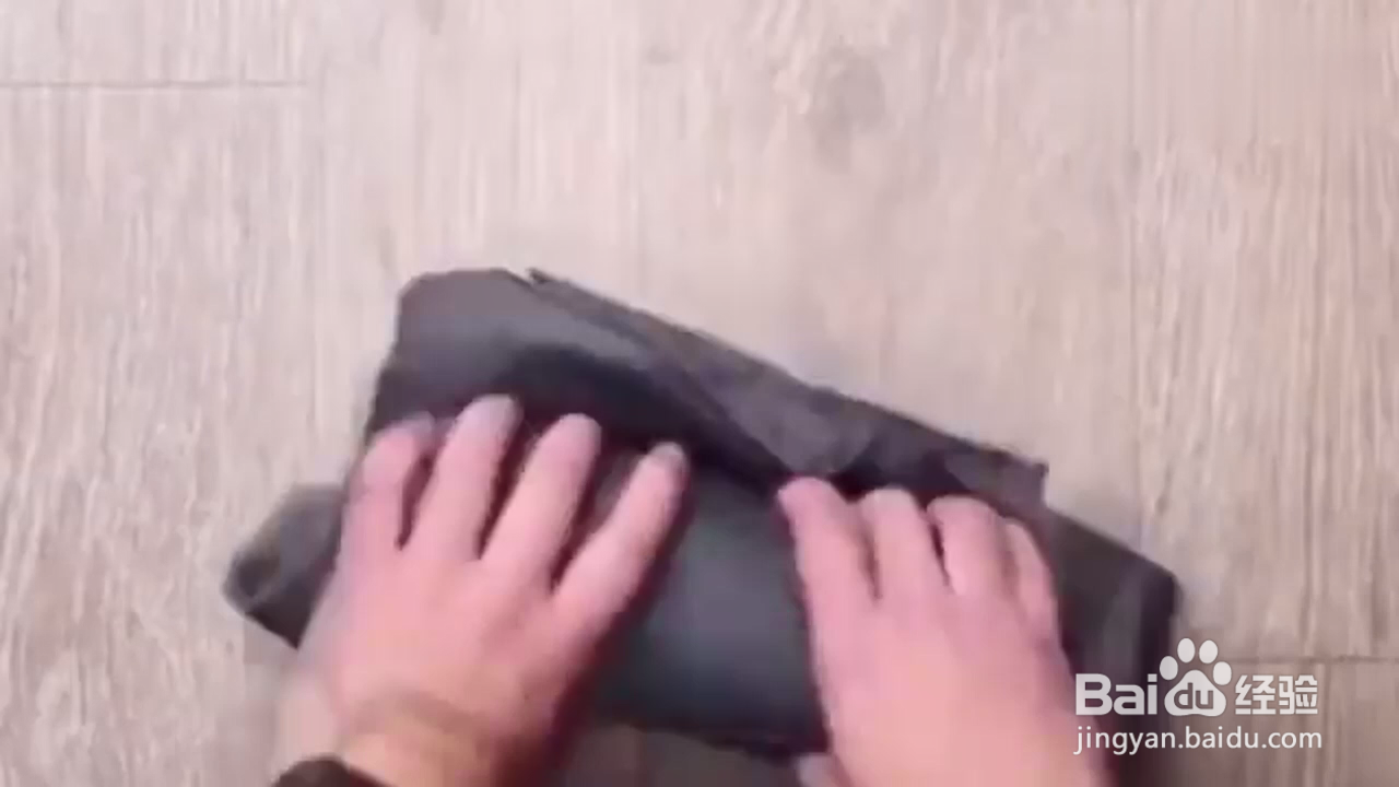 怎样收纳衣服占位小