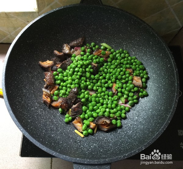 红极参炒豌豆米做法