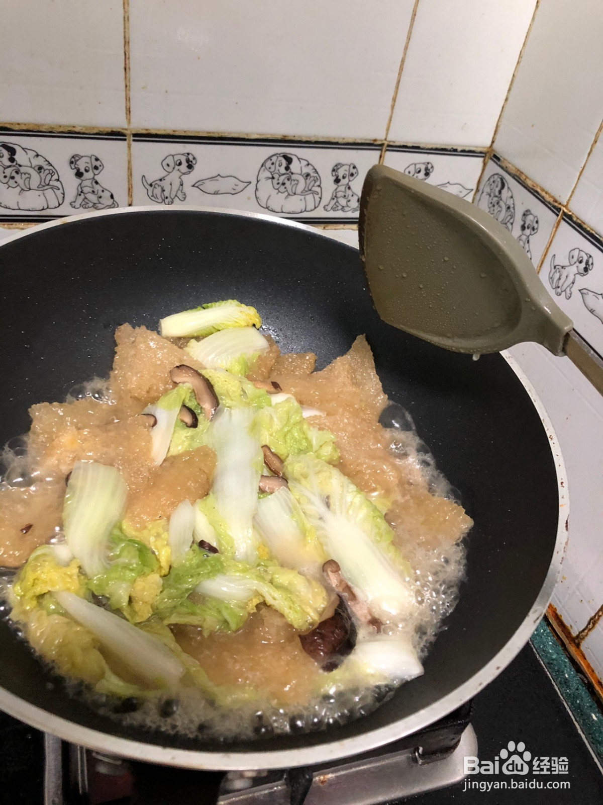 炸猪皮焖白菜的做法