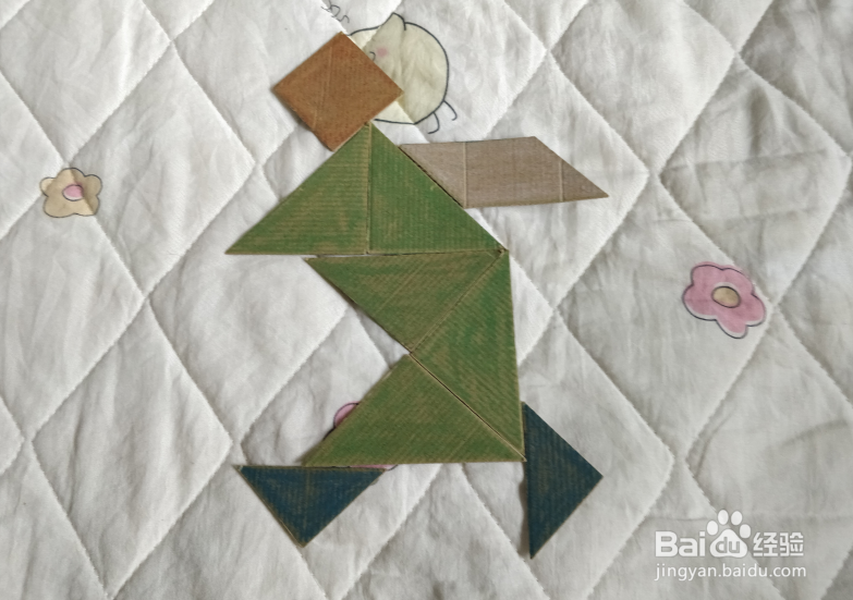 用九巧板怎么拼一个练习蒙古舞的小哥哥呢？