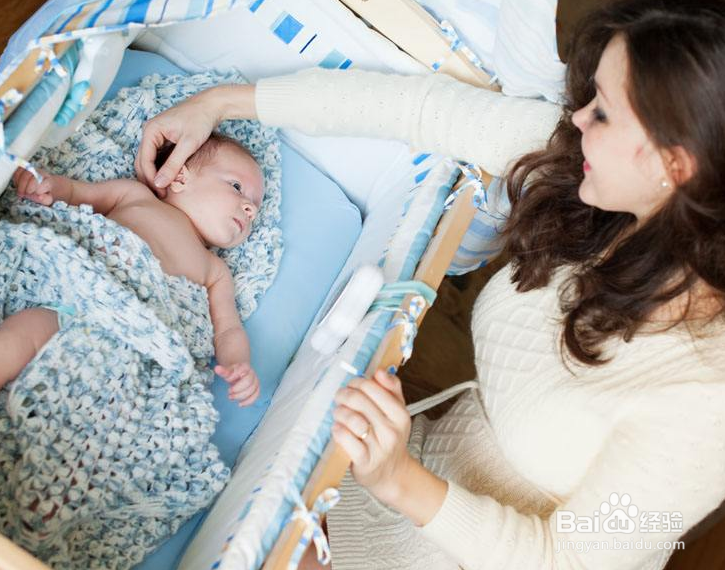 孩子跟父母同睡的时候要注意些什么呢?