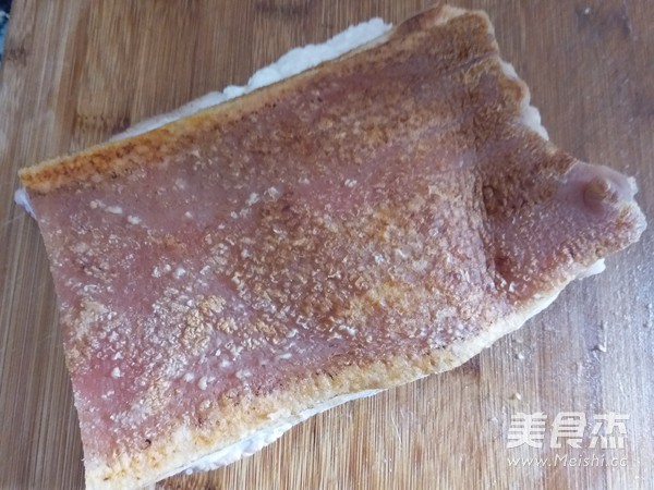 金蒜红烧肉的做法