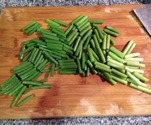 蒜苗爆炒牛蛙的做法