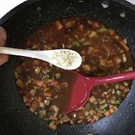 制作牛肉酱拌面