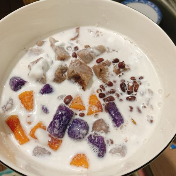 夏日甜点三色芋圆红豆椰奶