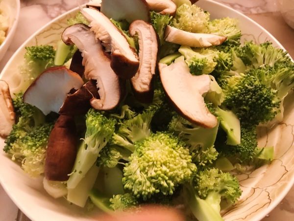 西兰花木耳炒午餐肉