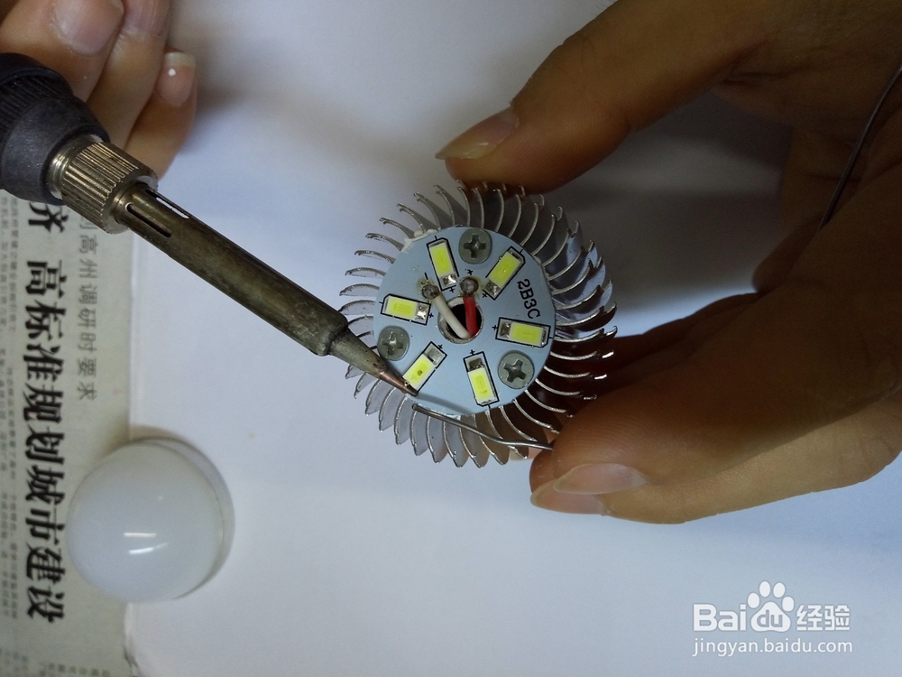 不用更换任何配件快速维修LED灯泡