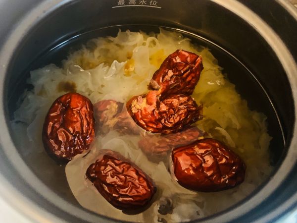 银耳桃胶红枣羹