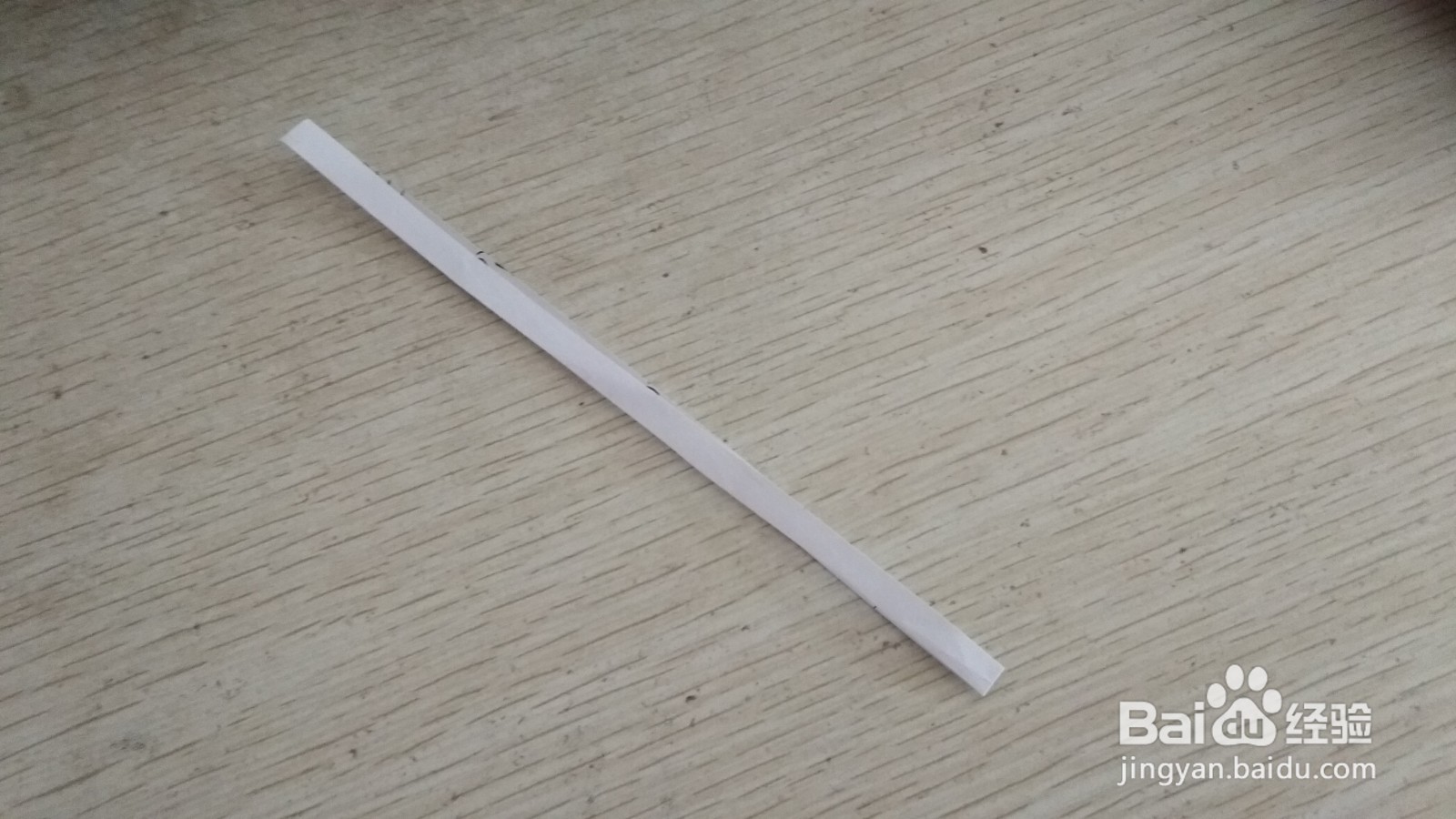 如何用一个细长的纸条做三面放中性笔的简易支架