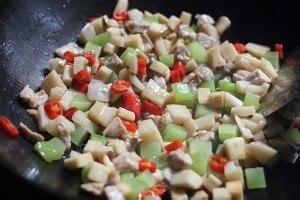 瘦肉炒杂蔬的做法