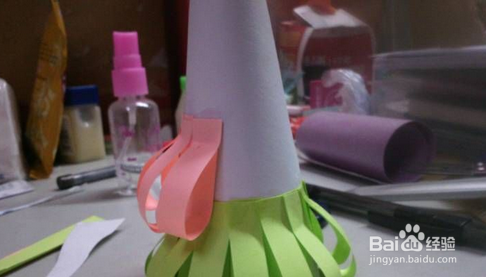 用卡纸制作圣诞树：