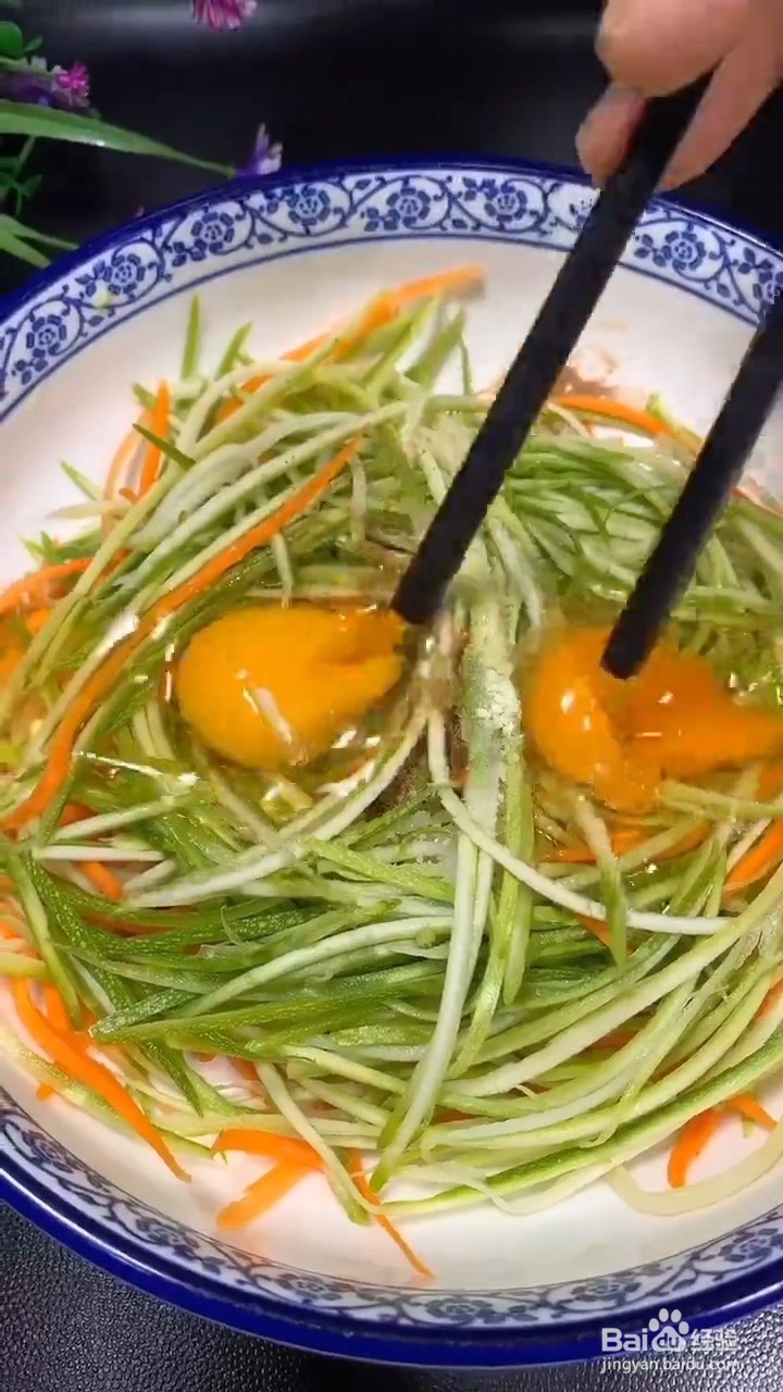 做法简单又软糯好吃的角瓜鸡蛋饼如何制作