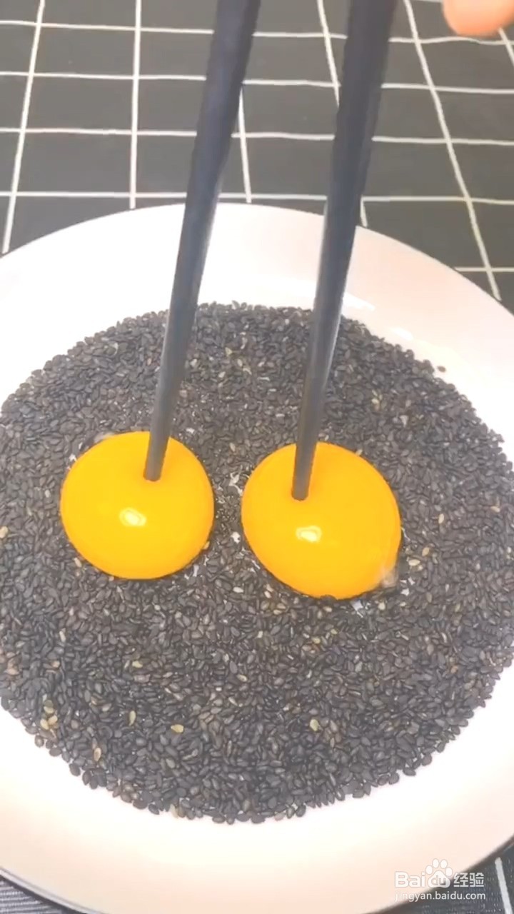 如何制作芝麻蛋黄饼？