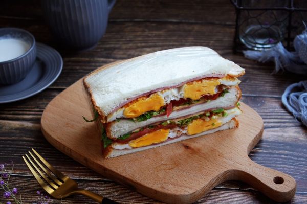 鸡蛋火腿蔬菜三明治