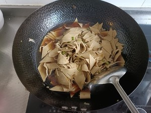 豆皮炒青椒的做法