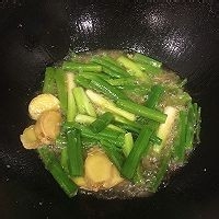 在家制作美味的姜葱炒蟹