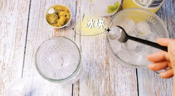 百香果柠檬气泡饮