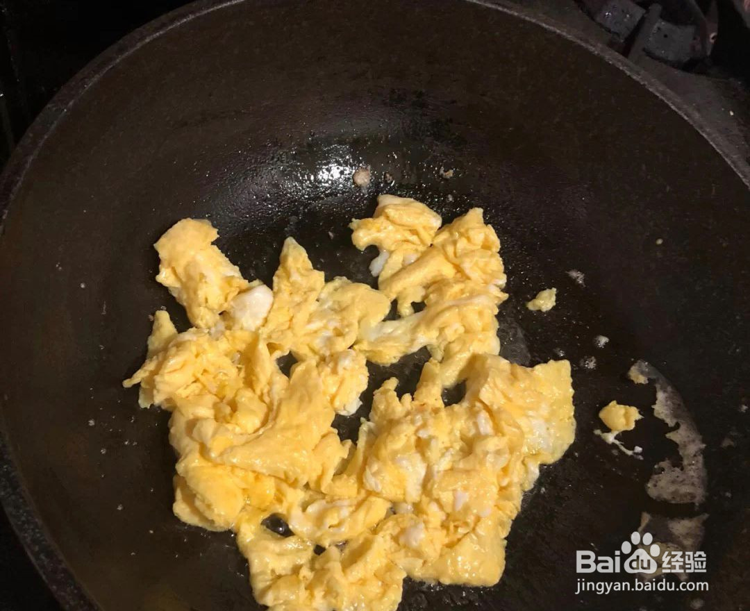 鸡蛋液拌到米饭里炒