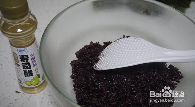 简单做有胃口的紫米肉松饭团