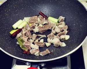 红烧土豆胡萝卜牛腩的做法