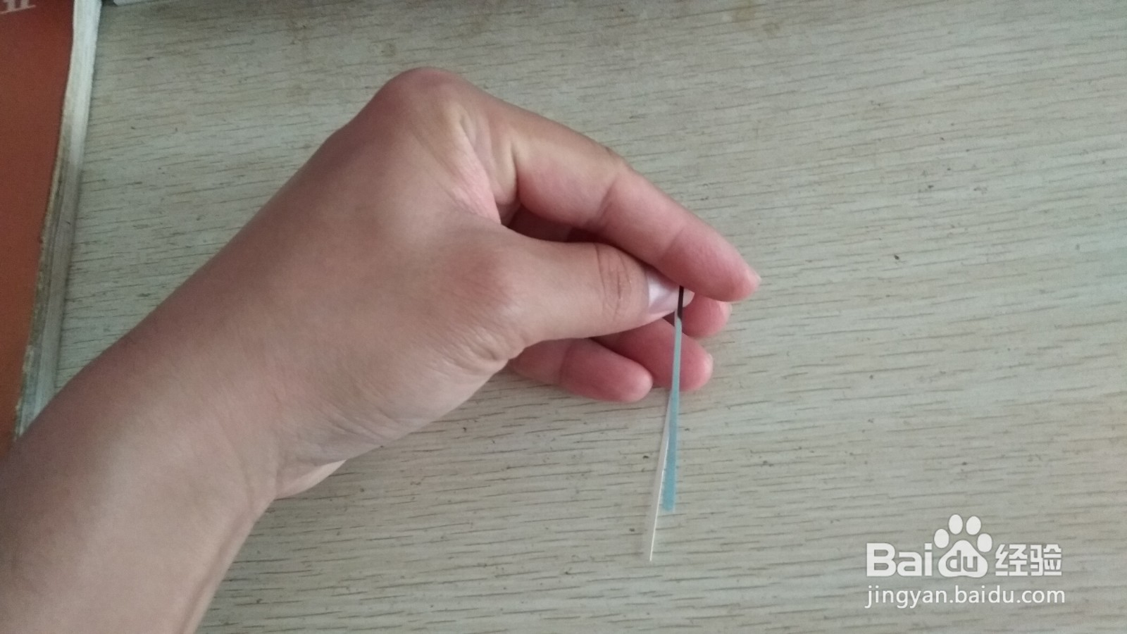 如何用一条细长的硬卡纸做简易的中性笔的支架