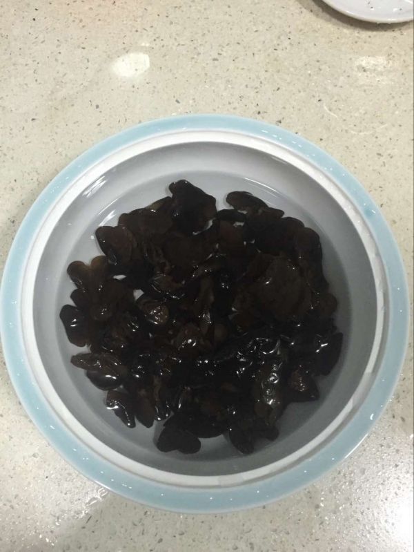 鲜鱿木耳猪骨汤