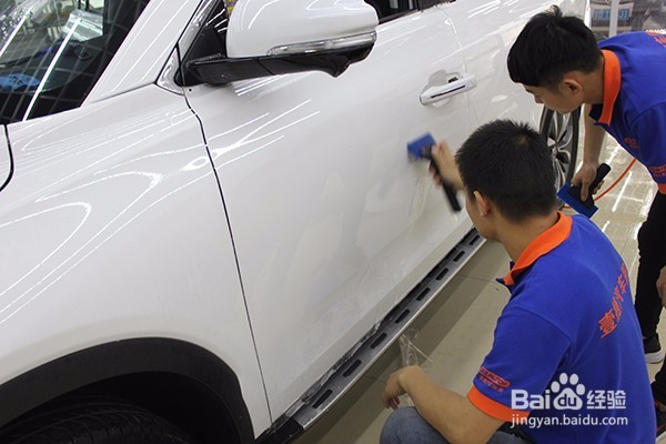 汽车犀牛皮保护膜是怎样覆盖到车漆面的