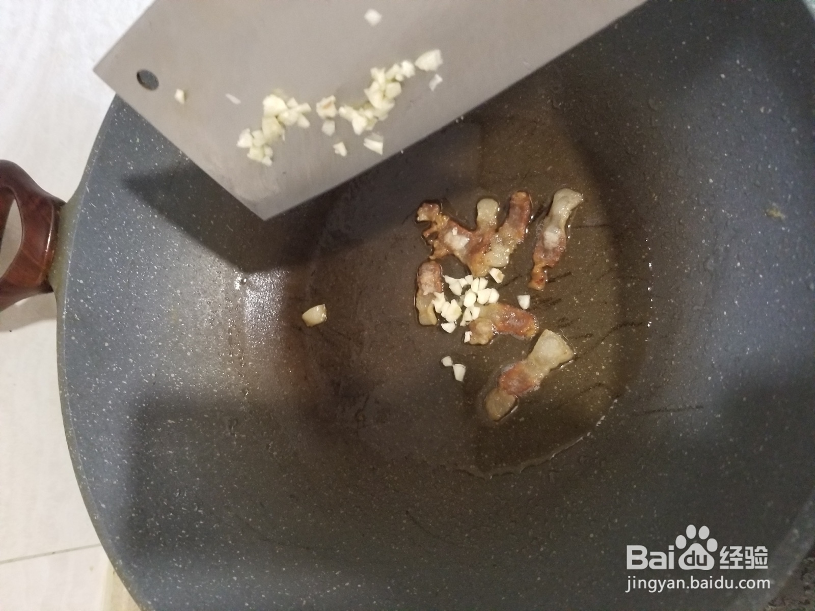 怎么做猪油渣炒小白菜？