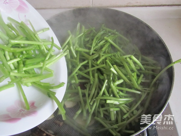 腊肉炒泥蒿的做法