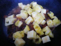 菠萝红烧肉的做法