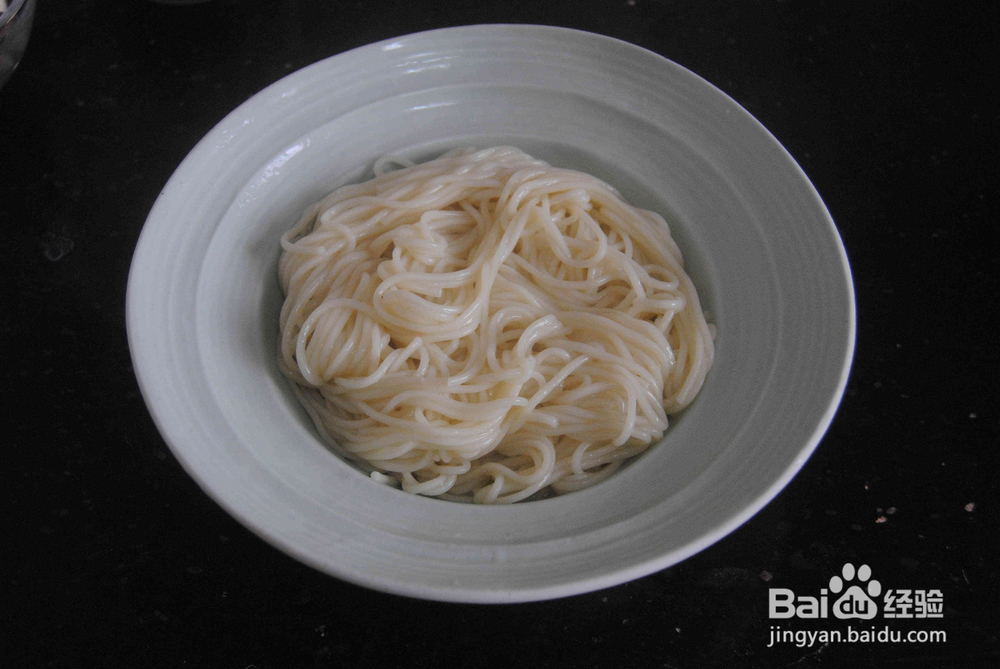 简单好吃的草菇肉酱面