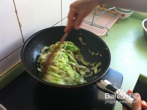 #我的拿手菜#教你烹饪美味的肉丝炒卷心菜