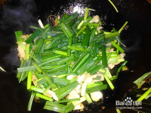 蒜苗炒肉的家常做法。