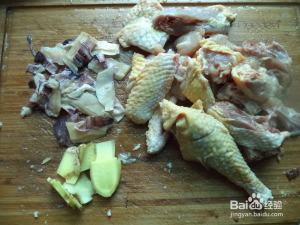 如何制作墨鱼蒸土鸡
