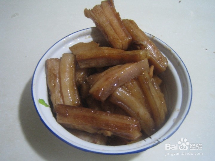 老年人怎样用相机来拍出锅的肥猪肉段