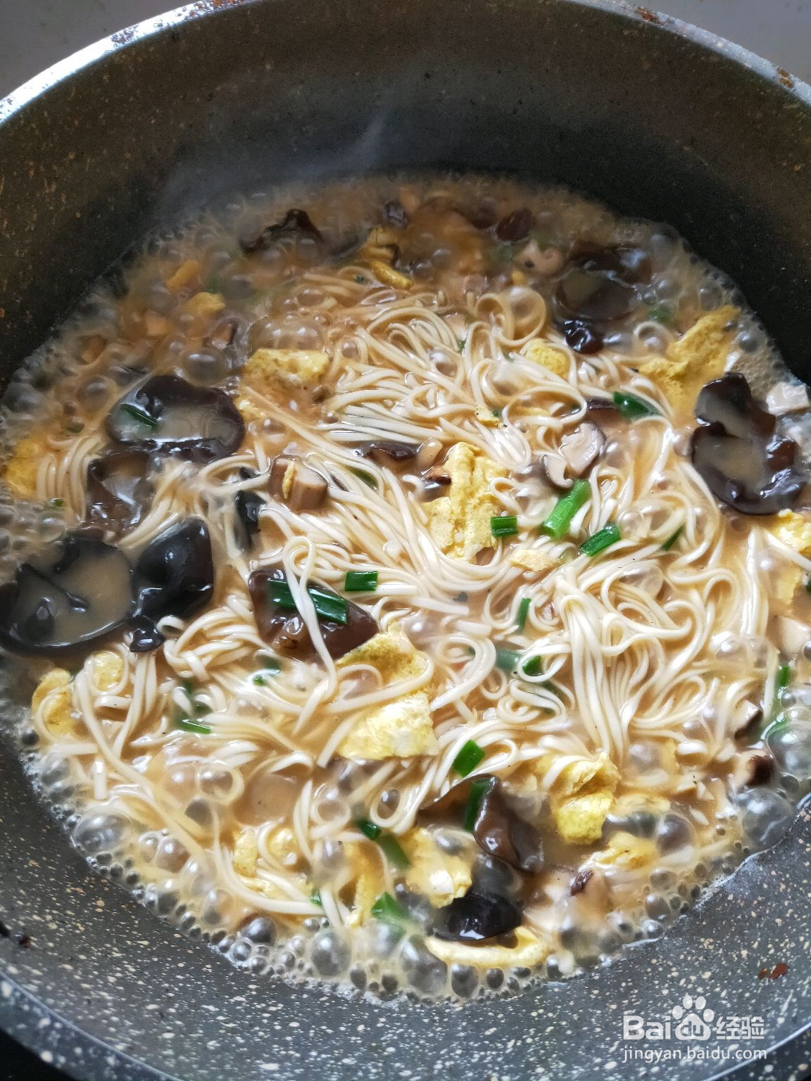 菌汤鸡蛋肥牛面的做法