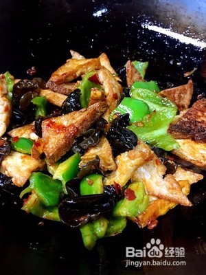 家常青椒木耳烧豆腐怎么做？超好吃简单的教程