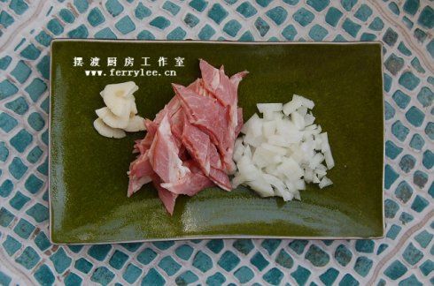 意大利蝴蝶面配培根芥末奶油汁