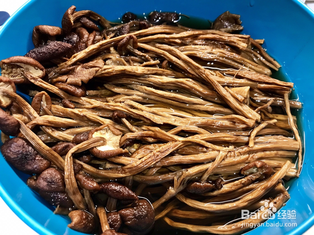 一个人做五花肉炖土豆茶树菇