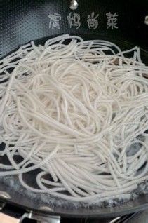 红遍大江南北的一碗小吃---鸡丝砂锅土豆粉