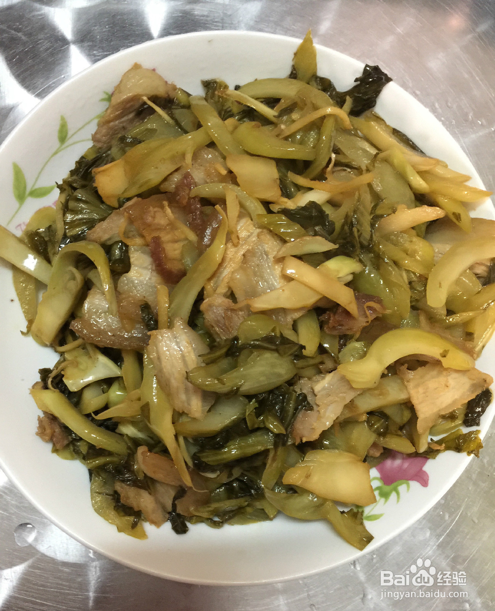 五花肉炒酸菜的简单做法。