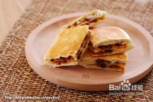 外酥内软的发面饼。『主食肉饼』