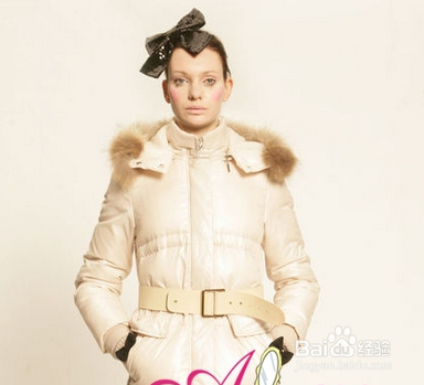 女式羽绒服保暖修身