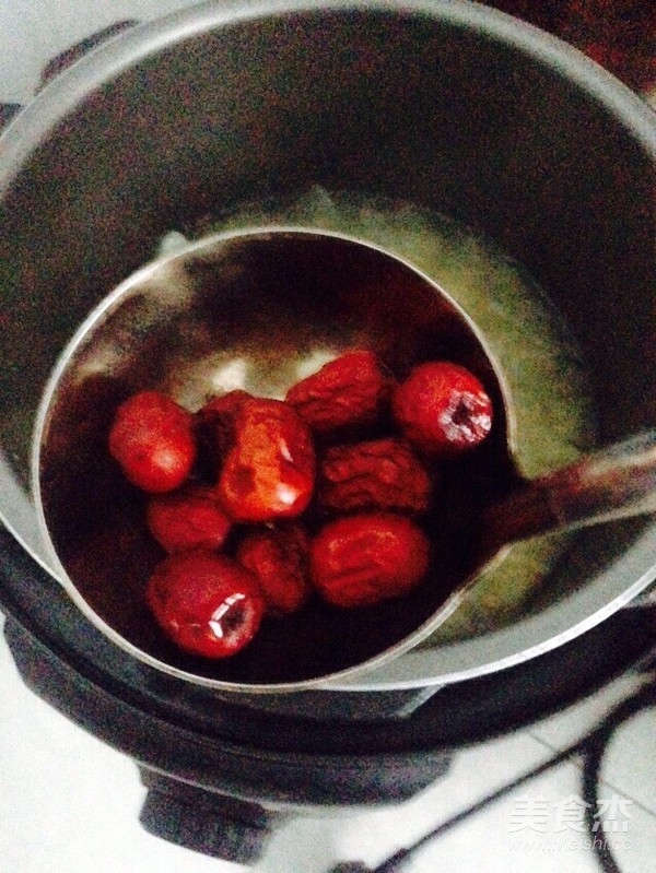 香蕉百合红枣银耳汤