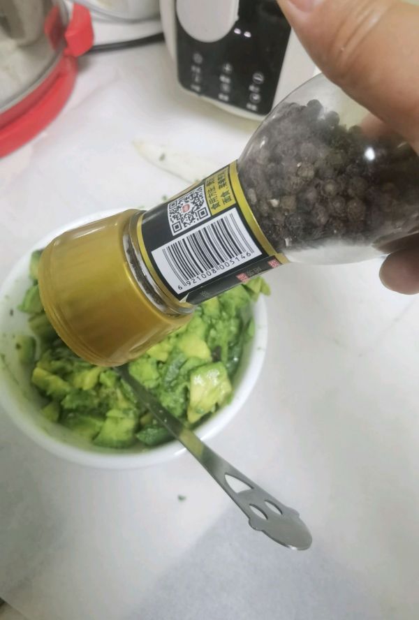 牛油果培根溏心蛋三明治