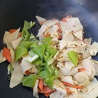辣椒炒豆皮的做法