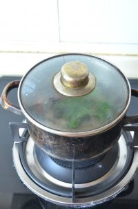在家制作玫瑰薄荷茶